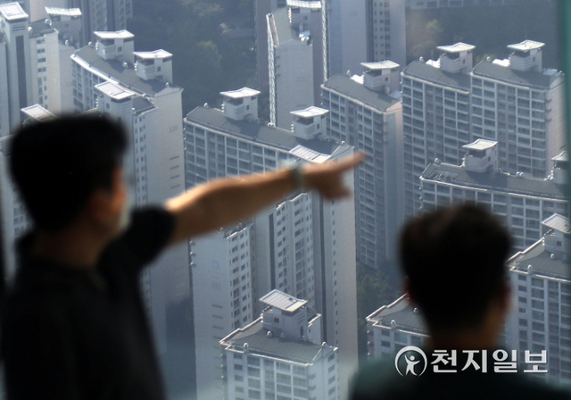 [천지일보=남승우 기자] 정부의 대출 규제 강화와 기준금리 추가 인상에도 불구하고 수도권 아파트값 상승세가 여전하다. 한국부동산원에 따르면 9월 첫째 주(6일 기준) 수도권(서울·경기·인천)의 아파트 매매 가격이 0.40% 올라 4주 연속 같은 수준을 기록했다. 수도권 아파트값은 지난달 중순부터 8주 연속 최고 상승률 기록 중이다. 사진은 11일 오후 서울 송파구 롯데월드타워 전망대 서울스카이에서 바라본 아파트 단지의 모습. ⓒ천지일보 2021.9.11