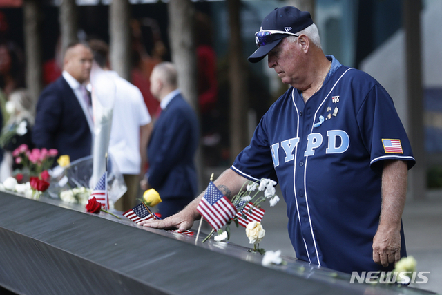 11일(현지시간) 미국 뉴욕 국립 9.11 기념관에서 한 남성이 20주년 추모식에 앞서 애도하고 있다. (출처: 뉴시스)