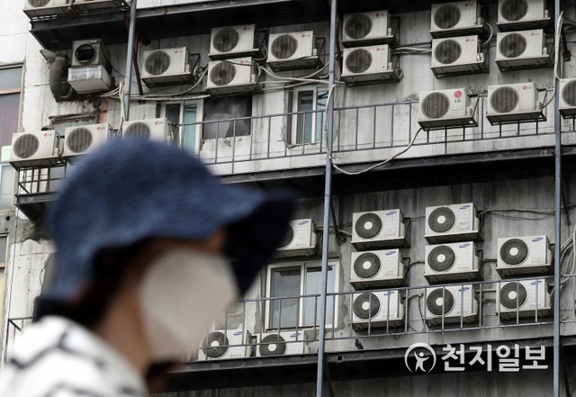 [천지일보=남승우 기자] 올 여름 전력수요가 역대 최고치를 기록할 것으로 전망되는 가운데 1일 오후 서울 중구의 한 건물에 에어컨 실외기가 가득히 달려있다.산업부에 따르면 올 여름 최대 전력수요는 94.4GW다. 전력 공급능력은 일부 발전소의 정비가 완료될 경우 99.2GW로 예상된다. ⓒ천지일보 2021.7.2