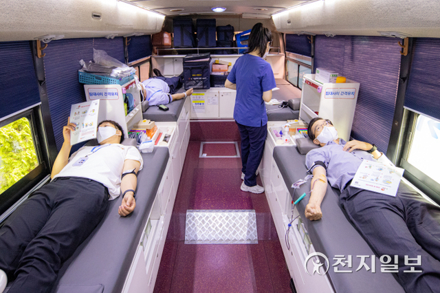 정부의 헌혈 동참 요청에 10일 방문규 행장(맨 오른쪽)을 비롯한 수은 임직원들이 여의도 본점에 방문한 이동 헌혈버스를 활용해 단체 헌혈에 긴급 참여하고 있다. (제공: 한국 수출입은행) ⓒ천지일보 2021.9.12