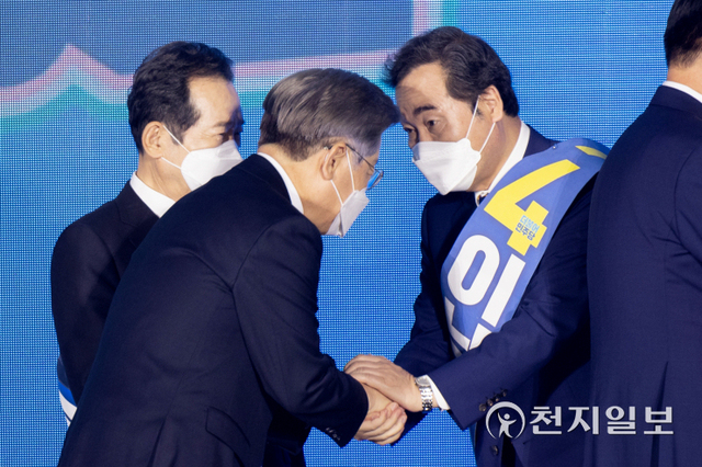 [천지일보=박준성 기자] 12일 오후 강원 원주시 오크밸리리조트 컨벤션홀에서 열린 더불어민주당 제20대 대통령선거 후보자 선출을 위한 강원 합동연설회(1차 슈퍼위크)에서 이재명 후보와 이낙연 후보가 인사하고 있다. (제공: 이재명 캠프) ⓒ천지일보 2021.9.12