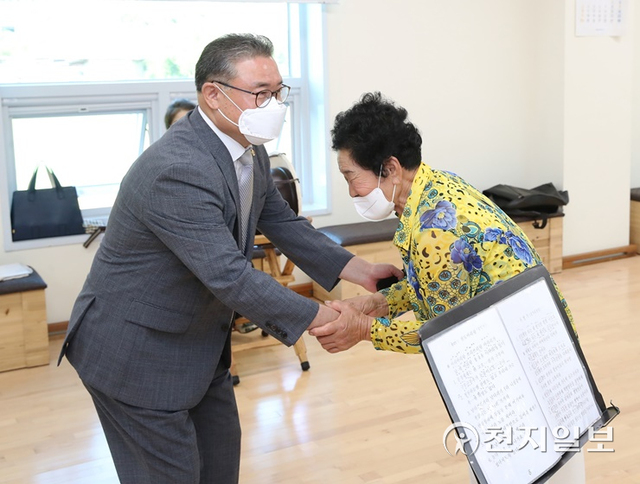 충남도의회 김명선 의장과 도의회 사무처 관계자는 13일 당진 소재 사회복지시설 두 곳을 차례로 방문해 위문품을 전달했다. (제공: 충남도의회) ⓒ천지일보 2021.9.13