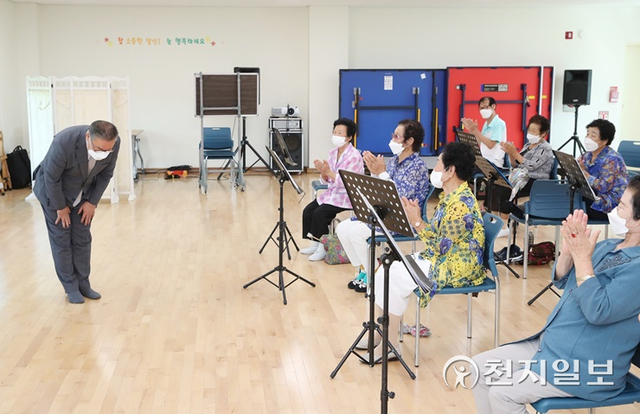 충남도의회 김명선 의장과 도의회 사무처 관계자는 13일 당진 소재 사회복지시설 두 곳을 차례로 방문해 위문품을 전달했다. (제공: 충남도의회) ⓒ천지일보 2021.9.13