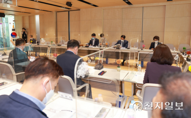 충남시군의회의장협의회가 9일 홍성 소재 내포혁신플랫폼에서 열린 제103차 정례회를 진행하고 있다. (제공: 천안시의회) ⓒ천지일보 2021.9.13
