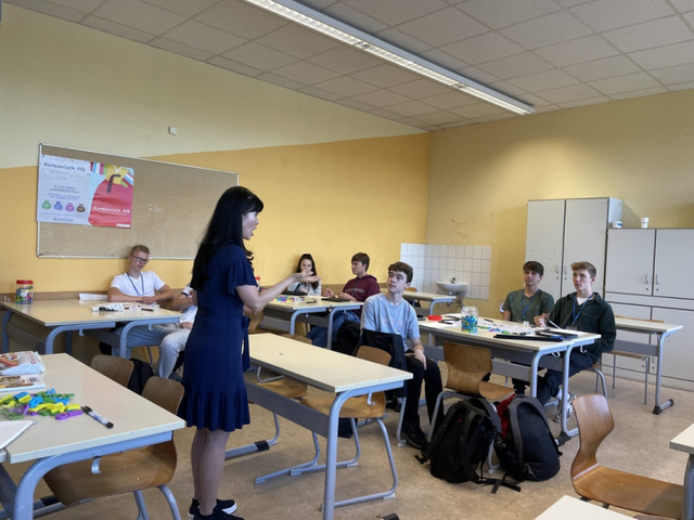 (노이슈트렐리츠[독일]=연합뉴스) = 독일 고등학교 중 한국어를 정규과목으로 처음 채택한 카롤리눔 김나지움의 한국어 수업시간. 고영인 교사가 학생들을 지도하고 있다.
