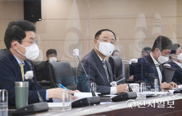 홍남기 경제부총리 겸 기획재정부 장관이 13일 오후 정부세종청사에서 열린 기획재정부 확대간부회의에서 발언하고 있다. (제공: 기획재정부) ⓒ천지일보 2021.9.14