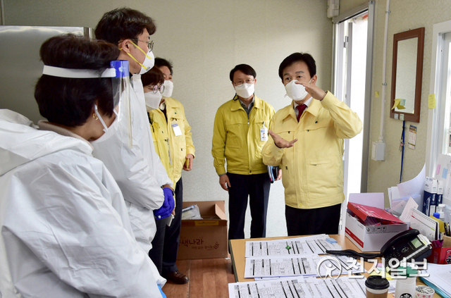 11일 조규일 시장이 보건소 선별진료소를 찾아 피로가 누적된 방역 관계자들을 격려하며 확산 차단을 위해 정부 지침보다 자가격리 해제 전 검사 대상자를 확대·검사해 줄 것을 주문하고 있다. (제공: 진주시) ⓒ천지일보 2020.12.11