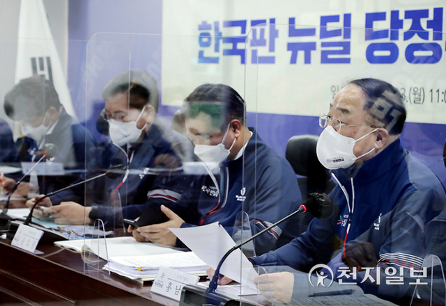 [천지일보=박준성 기자] 홍남기 경제부총리가 13일 서울 여의도 국회 의원회관에서 열린 한국판 뉴딜 당정추진본부 제6차 회의에서 발언을 하고 있다. (제공: 민주당) ⓒ천지일보 2021.9.13