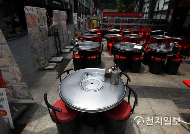 [천지일보=남승우 기자] 사회적 거리두기 4단계 시행을 앞두고 마지막 주말인 10일 오후 서울 중구 명동 거리의 한 음식점에 테이블이 놓여 있다. ⓒ천지일보 2021.7.10