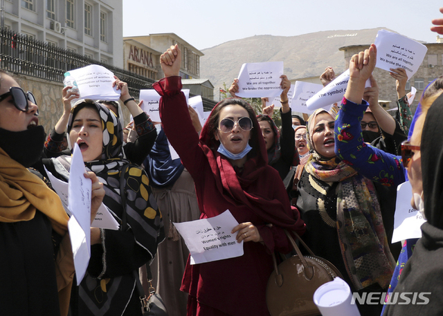 [카불=AP/뉴시스] 아프가니스탄 카불에서 여성들이 탈레반 정권에 여성 권리 보장을 요구하는 시위를 진행하고 있다. 2021.09.03.