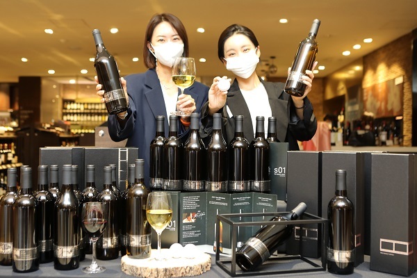 14일 서울 중구 소공동에 위치한 롯데백화점 본점 식품관 와인코너에서 모델들이 와인을 홍보하고 있다. (제공: 롯데백화점)