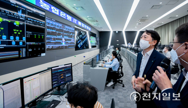 권준학 NH농협은행장이 의왕 통합IT센터에서 추석 연휴 비상근무체계 시스템에 대한 설명을 듣고 있다. (제공: NH농협은행) ⓒ천지일보 2021.9.14