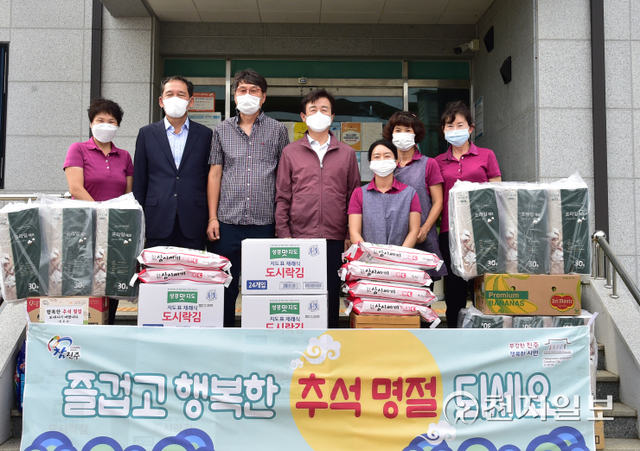 [천지일보 진주=최혜인 기자] 13일 진주종합경기장에서 조규일 시장을 비롯한 진주시복지재단, 지역사회보장협의체 관계자들이 참석한 가운데 사회복지시설과 저소득층 700가구에 쌀, 라면, 상품권, 선물 세트 등 위문품을 전달하는 행사가 열리고 있다.이날 조 시장은 “코로나19 장기화에 따른 경기침체로 지역경제가 더 어려워졌지만 이러한 시기일수록 나눔의 손길이 더욱 절실하다”며 “앞으로도 어려운 이웃이 소외되지 않도록 다양한 복지시책을 펼쳐 ‘다 함께 잘사는 행복한 진주’를 만들어나가겠다”고 말했다. ⓒ천지일보 2021.9.14