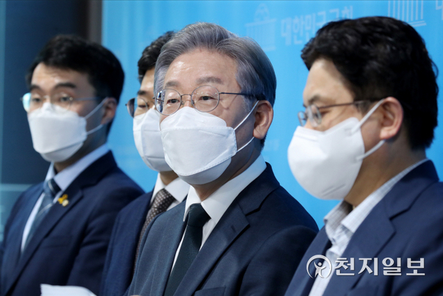 [천지일보=박준성 기자] 더불어민주당 대선주자인 이재명 경기지사가 14일 오후 서울 여의도 국회 소통관에서 열린 대장동 개발사업 특혜 의혹 관련 반박 기자회견을 마친 뒤 취재진의 질문에 답하고 있다. ⓒ천지일보 2021.9.14