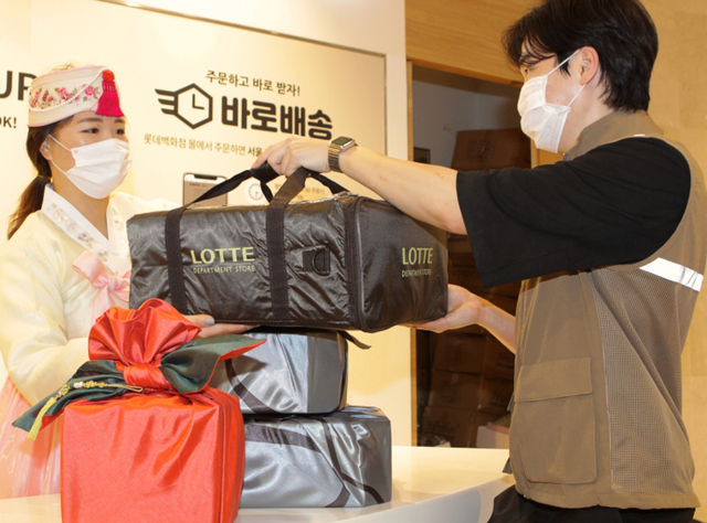 롯데백화점에서 직원이 ‘바로배송’ 서비스를 이용하고 있다. (제공: 롯데백화점)