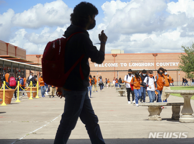 지난 8월 17일 미국 텍사스주 브라운스빌에서 마스크를 쓴 스틸먼 중학교 학생들이 등교하고 있다. (출처: 뉴시스)