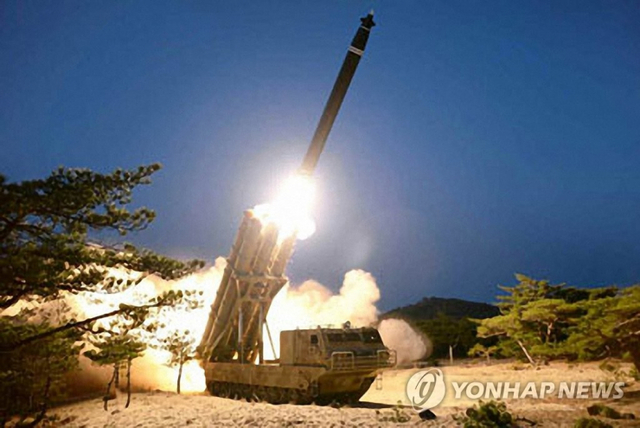북한의 단거리 탄도미사일 ‘초대형 방사포’ 시험사격. (출처: 연합뉴스)
