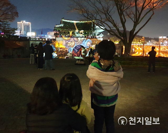 [천지일보 진주=최혜인 기자] 6일 저녁 7시 30분 진주성 대첩과 논개 이야기 등 천년고도 경남 진주의 역사가 ‘미디어파사드’(건물외벽 영상투사) 기법으로 진주성 성벽에 연출되고 있다. ⓒ천지일보 2020.11.6