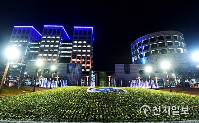 야간경관조명 설치를 마친 진주시청사 모습. (제공: 진주시) ⓒ천지일보 2019.12.25