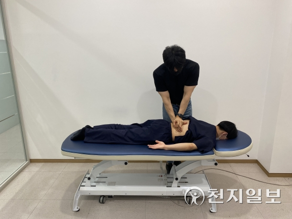 박신준 교수의 정형물리치료 실습사진. (제공: 수원여대) ⓒ천지일보 2021.9.6