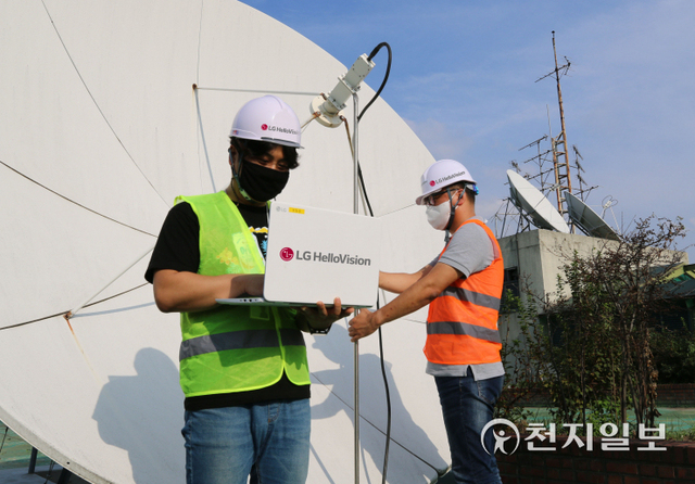 LG헬로비전 직원들이 서울시 양천구에 위치한 디지털미디어센터에서 케이블TV 방송 시설을 점검하고 있다. (제공: LG헬로비전) ⓒ천지일보 2021.9.15