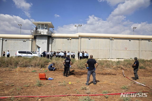 [이스라엘=AP/뉴시스]이스라엘 경찰관과 교도관이 6일(현지시간) 이스라엘 북부 길보아 교도소 밖에서 탈옥 현장을 살펴보고 있다. 2021.09.07
