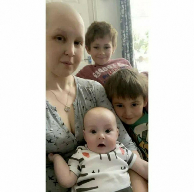 다리 절단하고 출산한 영국 엄마(캐슬린 오즈본이 폐암 말기 판정을 받고 투병하며 세 아이와 함께 있다. 페이스북 갈무리)