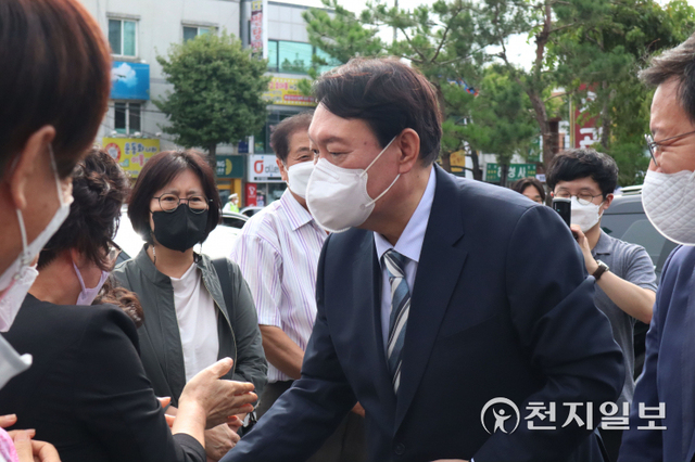 [천지일보 안동=송하나 기자] 13일 국민의힘 대선예비후보인 윤석열 전 검찰총장이 안동시에 위치한 경북유교문화회관을 방문해 지지자들과 악수를 나누고 있다. ⓒ천지일보 2021.9.13
