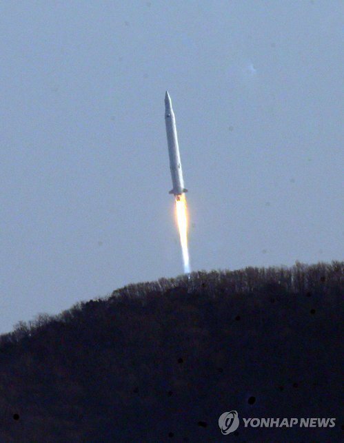 한국 첫 우주발사체 ‘나로호(KSLV-1)’가 30일 오후 4시 전남 고흥군 나로우주센터에서 발사돼 힘차게 우주로 향하고 있다.(사진출처: 연합)