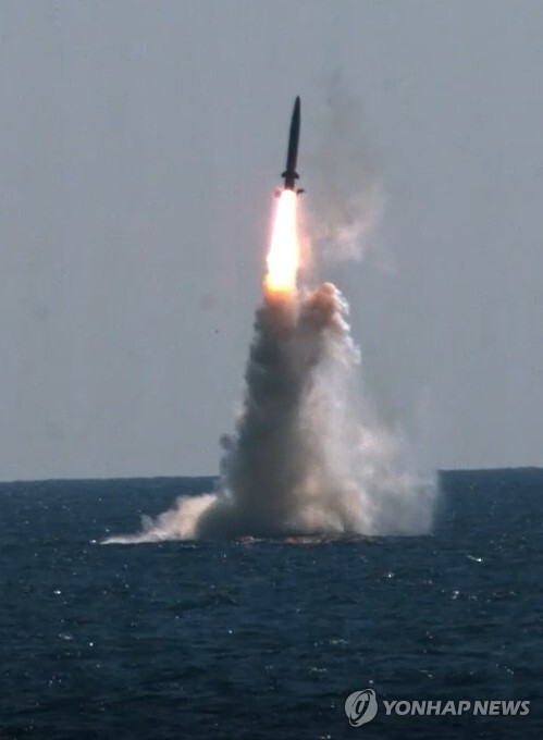 우리나라가 독자 개발한 잠수함발사탄도미사일(SLBM)이 15일 도산안창호함(3천t급)에 탑재돼 수중에서 발사되고 있다. (출처: 연합뉴스)