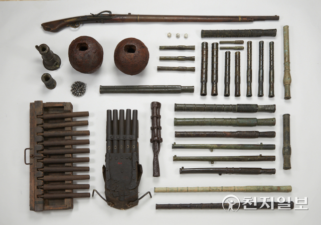 최초의 총통인 고총통에서 조총에 이르기까지 대표적인 소형화약무기가 망라돼 있다. (제공: 진주박물관) ⓒ천지일보 2021.9.16