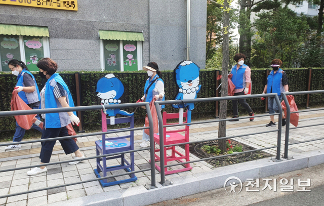 [천지일보 진주=최혜인 기자] 15일 진주시 상평동 행정복지센터(동장 박경림)가 봉사단체와 함께 조깅하면서 동네 쓰레기를 줍는 ‘플로깅’ 활동을 하고 있다.이번 플로깅 활동은 코로나19 상황을 고려해 19개 봉사단체가 매일 릴레이식으로 참여하며 지난 9일 새마을회 활동을 시작으로 오는 17일까지 진행된다.박경림 상평동장은 “코로나19 확산 예방을 위해 단체별로 매일 릴레이식으로 청소를 하니 동네 골목길이 더 깨끗해지고 주민 참여도가 높아졌다”며 “앞으로도 깨끗하고 쾌적한 상평동을 만드는 데 적극적인 협조를 부탁드린다”고 말했다. (사진 제공: 진주시) ⓒ천지일보 2021.9.16