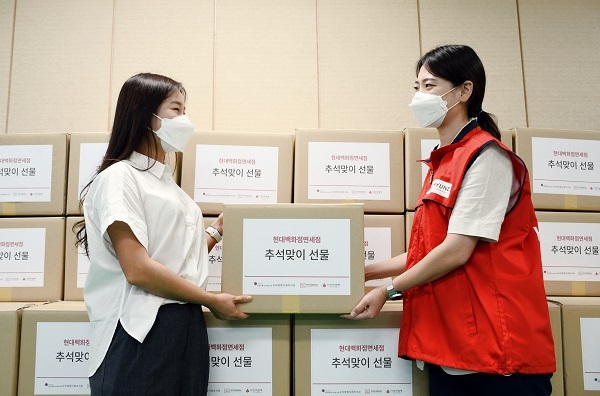 서울 중구 사랑의 열매 회관에서 현대백화점면세점 직원이 사회복지공동모금회에 명절 선물 키트를 전달하고 있다. (제공: 현대백화점면세점)