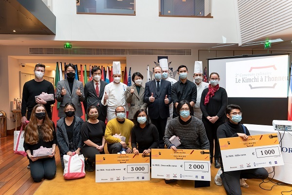 2021년 프랑스 종가집 김치 요리대회 단체촬영을 하고 있다. (제공: 대상㈜)