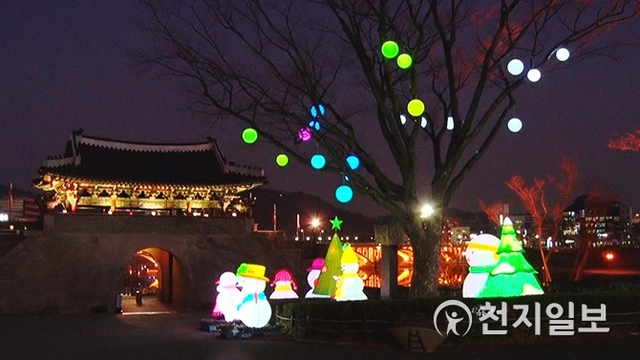 진주성 촉석루 앞에 설치된 눈사람유등과 소원성취나무 모습. (제공: 진주시) ⓒ천지일보 2019.12.11