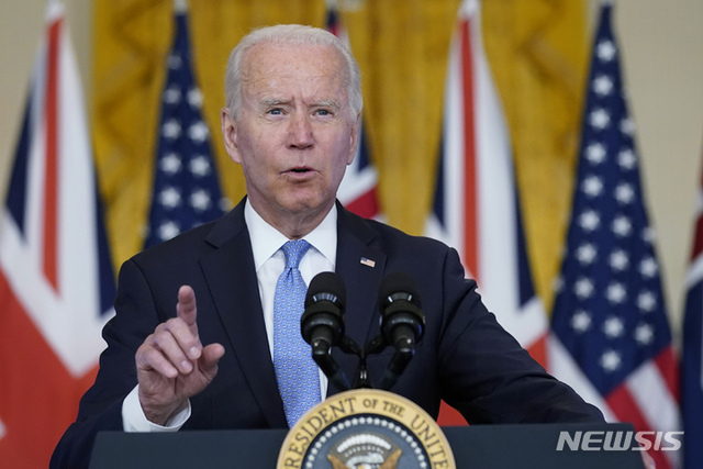 [워싱턴=AP/뉴시스] 조 바이든 미국 대통령이 15일(현지시간) 백악관 이스트룸에서 스콧 모리슨 호주 총리, 보리스 존슨 영국 총리와 공동 화상 회의를 하며 국가 안보 이니셔티브에 관해 연설하고 있다. 바이든 대통령은 이날 미국과 영국, 호주가 인도·태평양 지역에서 3국 간 안보 협의체인 '오커스'(AUUKUS)를 발족한다고 발표했다. 이들 3국은 오커스를 통해 사이버와 인공지능, 수중 시스템 등 군사기술 협력을 강화하는 등 중국 견제를 위한 안보 정보 및 정보기술을 공유한다는 계획이다.