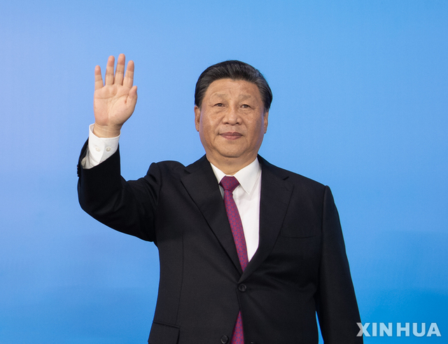 [시안=신화/뉴시스] 시진핑 중국 국가주석이 15일(현지시간) 중국 산시성 시안에서 열린 제14회 전국체육대회 개막식에 참석해 개막을 선언하고 손을 흔들고 있다.