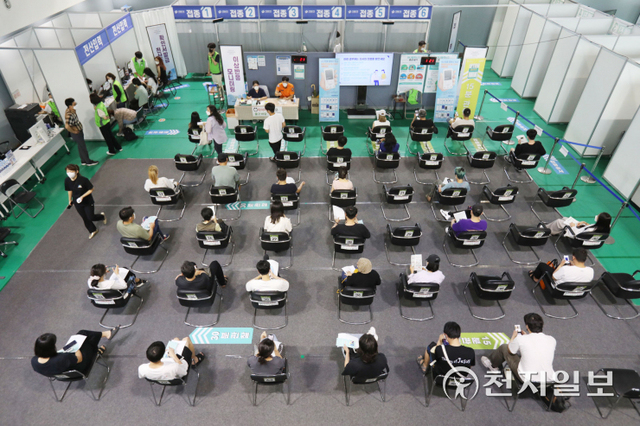 [천지일보=남승우 기자] 신종 코로나바이러스 감염증(코로나19) 백신 접종 완료자가 전체 인구의 39%를 넘어선 가운데 한 시민이 13일 오후 서울 서대문구 북아현문화체육센터에 마련된 코로나19 예방접종센터에서 백신 접종을 마친 뒤 이상반응 경과를 살펴보고 있다 ⓒ천지일보 2021.9.13