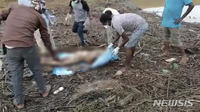 지난 8월 1일 AP통신이 입수한 동영상. 에티오피아 테케제강에서 떠내려 온 시신을 수단에서 수습하고 있다. 8월 초 내전으로 사망한 시신 수십구가 이 강으로 떠내려 왔다. (출처: 뉴시스)