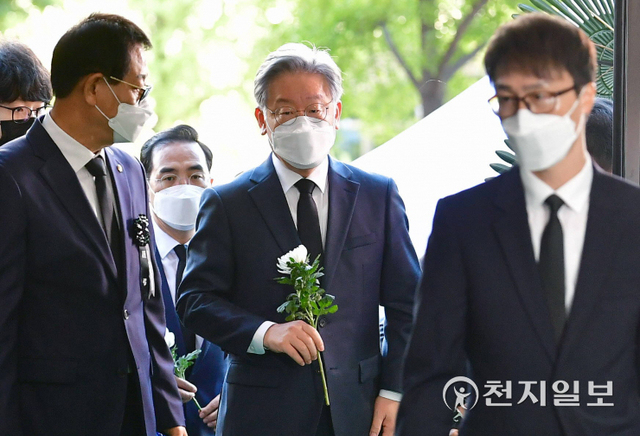 [천지일보=남승우 기자] 더불어민주당 대선 경선 후보인 이재명 경기도지사가 15일 서울 여의도순복음교회 대성전 1층 베다니홀에 마련된 고 조용기 원로목사의 빈소에서 조문을 하고 있다. (제공: 국민일보) ⓒ천지일보 2021.9.15