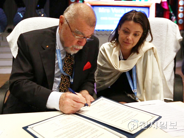 2014년 12월 14일 제15회 세계대법관회의에서 스테판 메시치 제2대 크로아티아 대통령이 평화협약서에 서명하고 있다. (제공: HWPL) ⓒ천지일보 2021.9.17