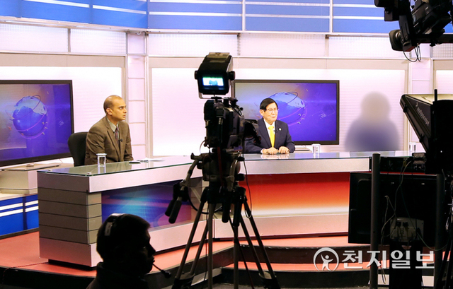 2014년 12월 11일 인도 국영방송국인 ‘두르다르샨 켄드라(DD)’ 방송국에서 이만희 HWPL 대표가 DD NEWS에 출연해 생방송 인터뷰를 진행하고 있다. (제공: HWPL) ⓒ천지일보 2021.9.17