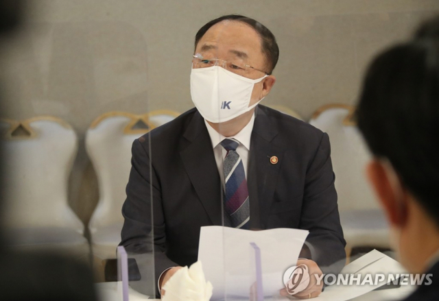 (서울=연합뉴스) 김승두 기자 = 홍남기 경제부총리 겸 기획재정부 장관이 15일 정부서울청사에서 열린 '제30차 부동산시장 점검 관계장관회의'를 주재하며 발언하고 있다.