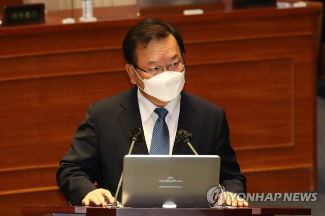 김부겸 국무총리가 15일 국회 본회의에서 열린 경제분야 대정부질문에서 더불어민주당 박홍근 의원의 질문에 답변하고 있다. (출처: 연합뉴스)