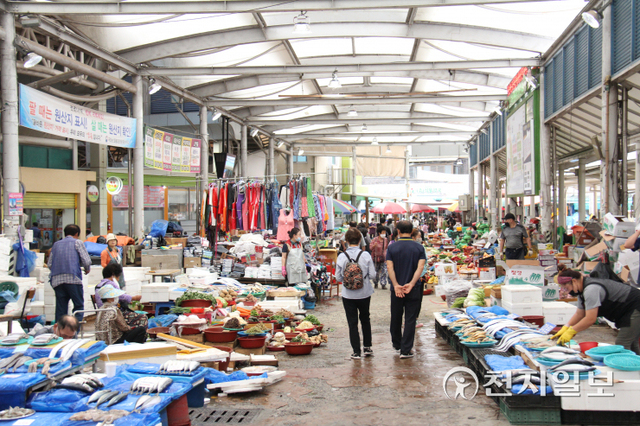 [천지일보 광주=이미애 기자] 추석 명절을 일주일여 앞둔 지난 13일 전남 화순 ‘고인돌전통시장’에 나온 사람들이 느린 걸음으로 푸짐하게 진열된 과일과 채소, 생선 등을 구경하고 있다. ⓒ천지일보 2021.9.17