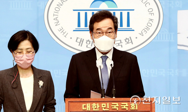 [천지일보=박준성 기자] 더불어민주당 대선주자인 이낙연 전 대표가 14일 서울 여의도 국회 소통관에서 기자회견을 열고 ‘미혼 한부모 등 정책 - 내 아이를 지켜주는 나라’ 정책을 발표하고 있다. ⓒ천지일보 2021.9.14