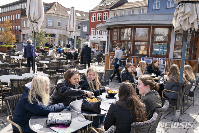 지난 4월 21일 덴마크 로스킬레에서 카페와 술집이 재개방한 가운데 한 식당의 모습. (출처: 뉴시스)