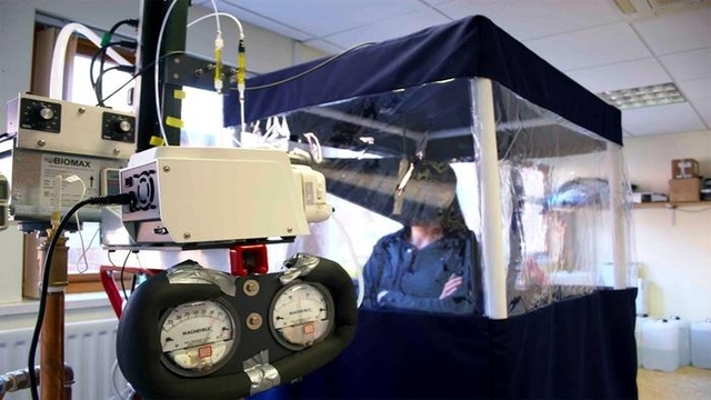 실험 참가자가 돈 밀턴 교수가 개발한 기계를 이용해 숨 속에 포함된 바이러스양을 측정하고 있다. (University of Nottingham 제공, 연합뉴스)