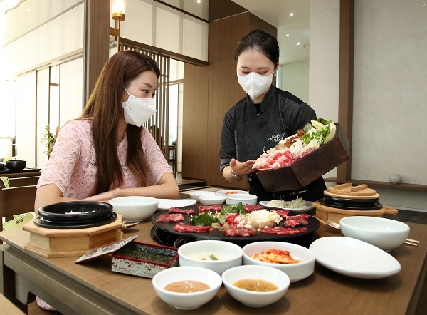 17일 경기 화성시 오산동에 위치한 동탄점 2층에 위치한 ‘한국인의 밥상’ 레스토랑을 고객들이 이용하고 있다. (제공: 롯데백화점)