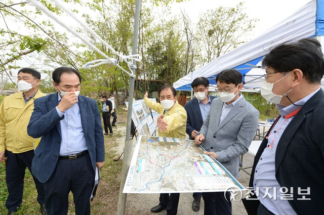박윤국 포천시장이 과거 집중호우로 침수 및 재산피해가 발생한 지역을 방문해 자연재해 저감을 위한 발언을 하고 있다. (제공: 포천시) ⓒ천지일보 2021.9.17